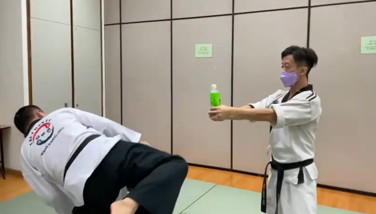 GM Kim performs challenging bottle cup